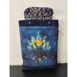 Pochette à livre molletonnée imprimé fleuri de lotus sur fond bleu