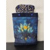Pochette à livre molletonnée imprimé fleuri de lotus sur fond bleu