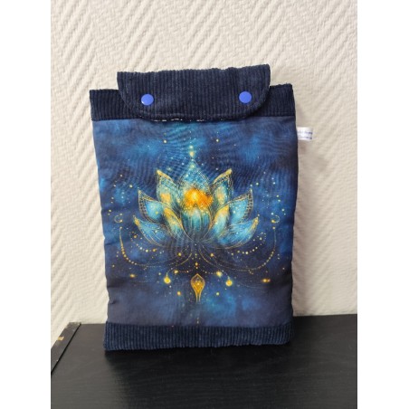 Pochette à livre molletonnée imprimé fleuri de lotus sur fond bleu