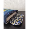 Pochette à livre molletonnée imprimé fleuri de lotus sur fond bleu