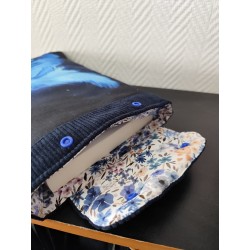 Pochette à livre molletonnée imprimé plume bleu sur fond noir