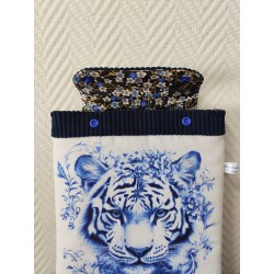 Pochette à livre molletonnée imprimé tigre bleu sur fond blanc