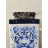 Pochette à livre molletonnée imprimé tigre bleu sur fond blanc