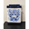 Pochette à livre molletonnée imprimé tigre bleu sur fond blanc