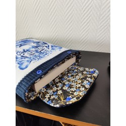 Pochette à livre molletonnée imprimé tigre bleu sur fond blanc