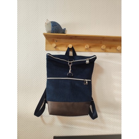 Sac à dos velours bleu marine et imprimé fleuri fond bleu