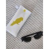 Pochette a lunettes molletonnée simili blanc imprimé perroquet