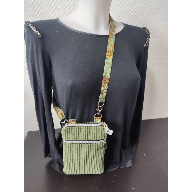 Pochette téléphone velours kaki et imprimé feuillu fond kaki