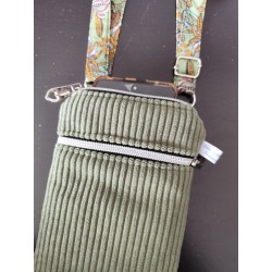 Pochette téléphone velours kaki et imprimé feuillu fond kaki