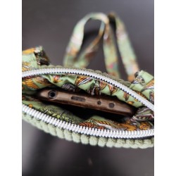 Pochette téléphone velours kaki et imprimé feuillu fond kaki