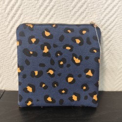 Pochette en toile imprimée léopard fond bleu et velours moutarde