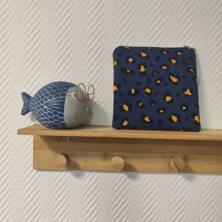 Pochette en toile imprimée léopard fond bleu et velours moutarde
