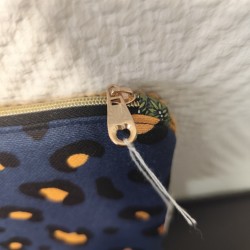 Pochette en toile imprimée léopard fond bleu et velours moutarde
