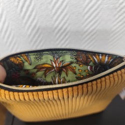 Pochette en toile imprimée léopard fond bleu et velours moutarde