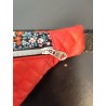 Sac banane simili rouge et imprimé fleuri fond noir