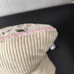 Coussin de lecture imprimé mimosa et velours doré