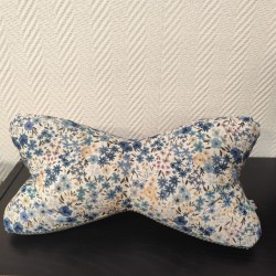 Coussin de lecture imprimé fleuri bleu et velours bleu