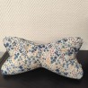 Coussin de lecture imprimé fleuri bleu et velours bleu