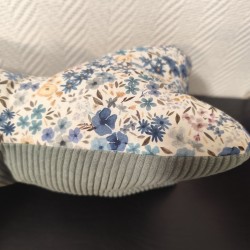 Coussin de lecture imprimé fleuri bleu et velours bleu