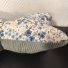 Coussin de lecture imprimé fleuri bleu et velours bleu