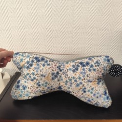 Coussin de lecture imprimé fleuri bleu et velours bleu