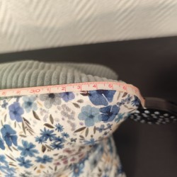 Coussin de lecture imprimé fleuri bleu et velours bleu