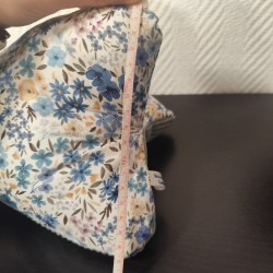 Coussin de lecture imprimé fleuri bleu et velours bleu