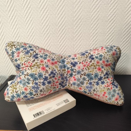 Coussin de lecture imprimé fleuri bleu et rose et velours vieux rose