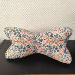 Coussin de lecture imprimé fleuri bleu et rose et velours vieux rose