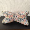 Coussin de lecture imprimé fleuri bleu et rose et velours vieux rose