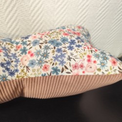 Coussin de lecture imprimé fleuri bleu et rose et velours vieux rose