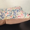 Coussin de lecture imprimé fleuri bleu et rose et velours vieux rose