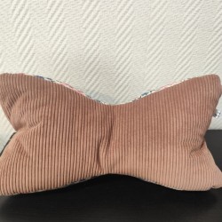 Coussin de lecture imprimé fleuri bleu et rose et velours vieux rose