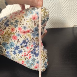 Coussin de lecture imprimé fleuri bleu et rose et velours vieux rose