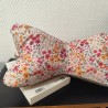 Coussin de lecture imprimé fleuri printanier et velours taupe
