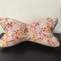 Coussin de lecture imprimé fleuri printanier et velours taupe