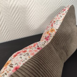 Coussin de lecture imprimé fleuri printanier et velours taupe