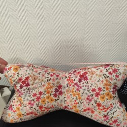 Coussin de lecture imprimé fleuri printanier et velours taupe