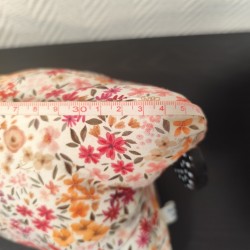 Coussin de lecture imprimé fleuri printanier et velours taupe