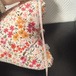 Coussin de lecture imprimé fleuri printanier et velours taupe