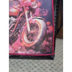 Sac bandoulière en simili brillant effet croco et imprimé moto fleuri rose