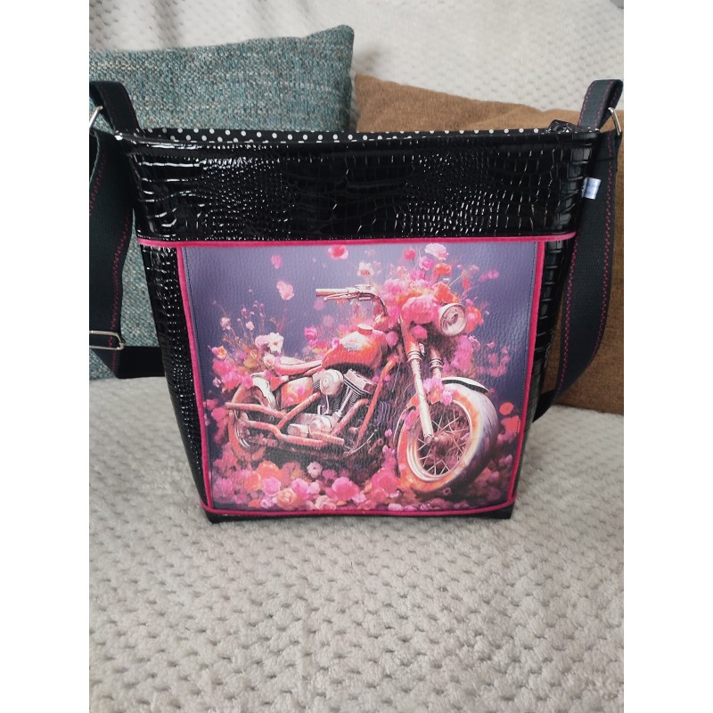 Sac bandoulière en simili brillant effet croco et imprimé moto fleuri rose