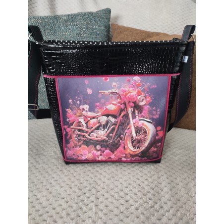 Sac bandoulière en simili brillant effet croco et imprimé moto fleuri rose