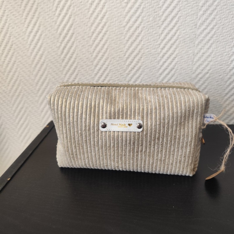Trousse de toilette en velours doré et intérieur fleuri écru