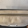 Trousse de toilette en velours doré et intérieur fleuri écru