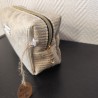 Trousse de toilette en velours doré et intérieur fleuri écru