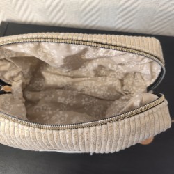 Trousse de toilette en velours doré et intérieur fleuri écru