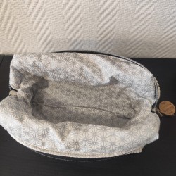 Trousse de toilette en velours argenté et intérieur étoilé argenté