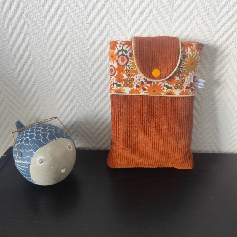 Pochette à livre de poche molletonnée en velours terracotta et fleuri assorti