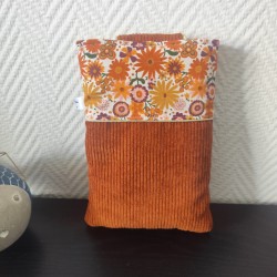 Pochette à livre de poche molletonnée en velours terracotta et fleuri assorti
